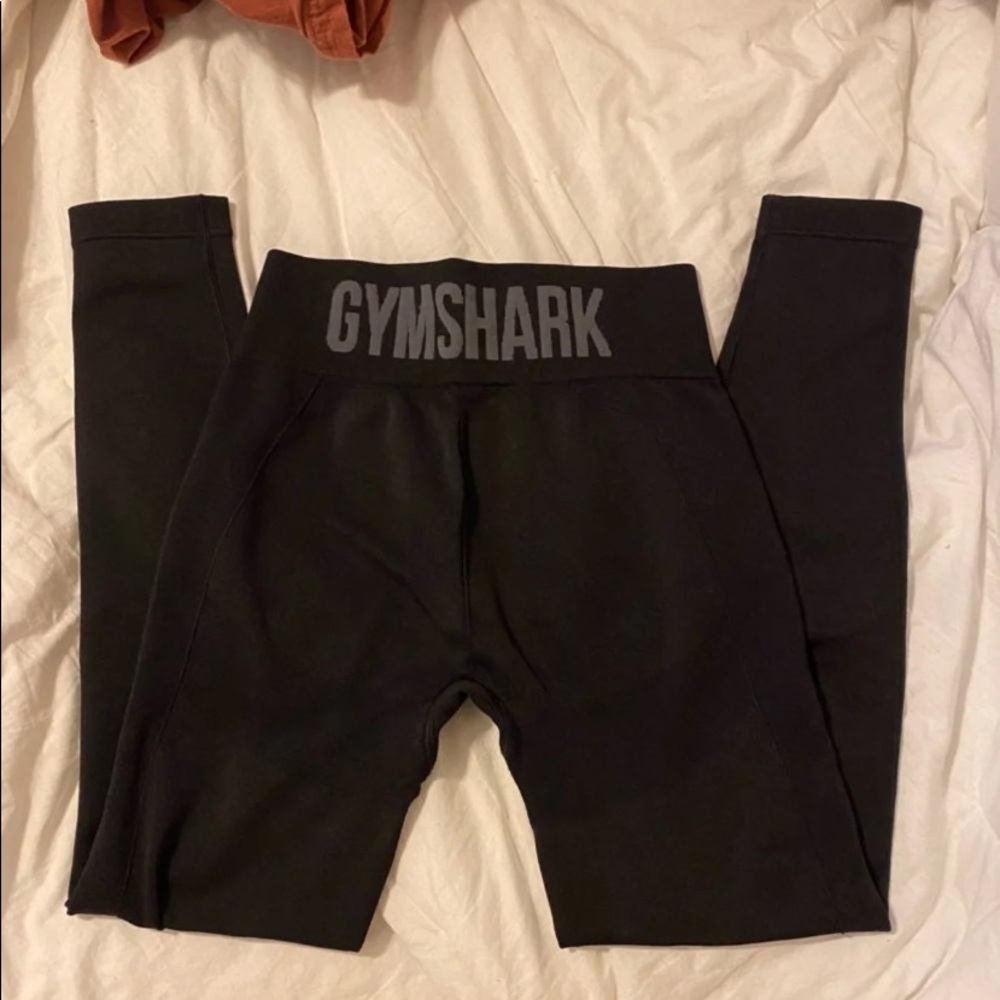 Gym shark leggings